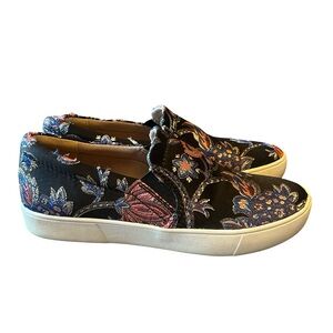 Naturalizer floral embroidered loafers. Size 5.5